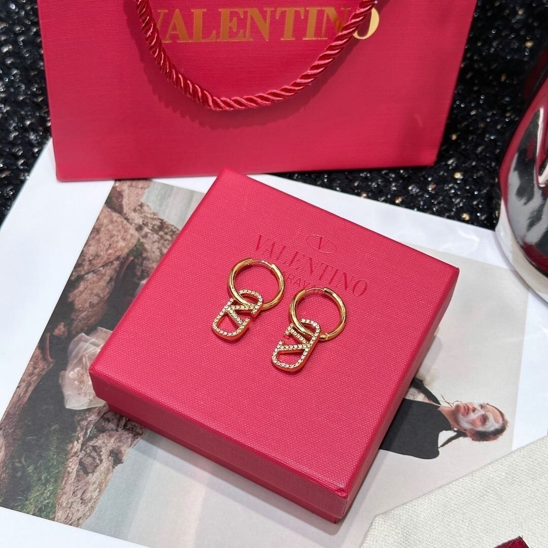 Valentino outlet耳環 （分類：耳環）位於 Hong Kong。 由 royalrivero 提交（商品編號 1450141925，圖片 3）。簡介： 附有原裝包裝盒、防塵袋和拭布。非常適合日常佩戴或作為禮物。。