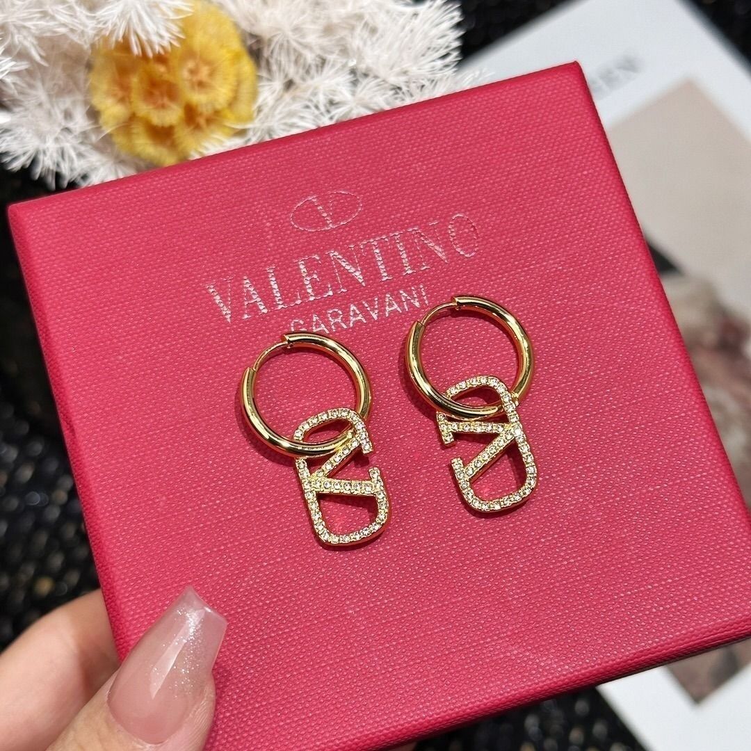 Valentino outlet耳環 （分類：耳環）位於 Hong Kong。 由 royalrivero 提交（商品編號 1450141925，圖片 1）。簡介： 附有原裝包裝盒、防塵袋和拭布。非常適合日常佩戴或作為禮物。。