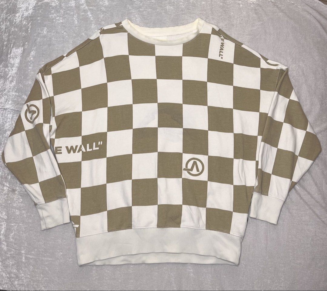 VANS JACKET PULLOVER (Category: Coats, Jackets and Outerwear) located in San Narciso. Submitted by wrapitup_co. (Listing ID 1450260217, Image 1). Description: add shipping Size- medium Length- 26 Shoulder- 29 Sleeves- 18 Chest- 26.