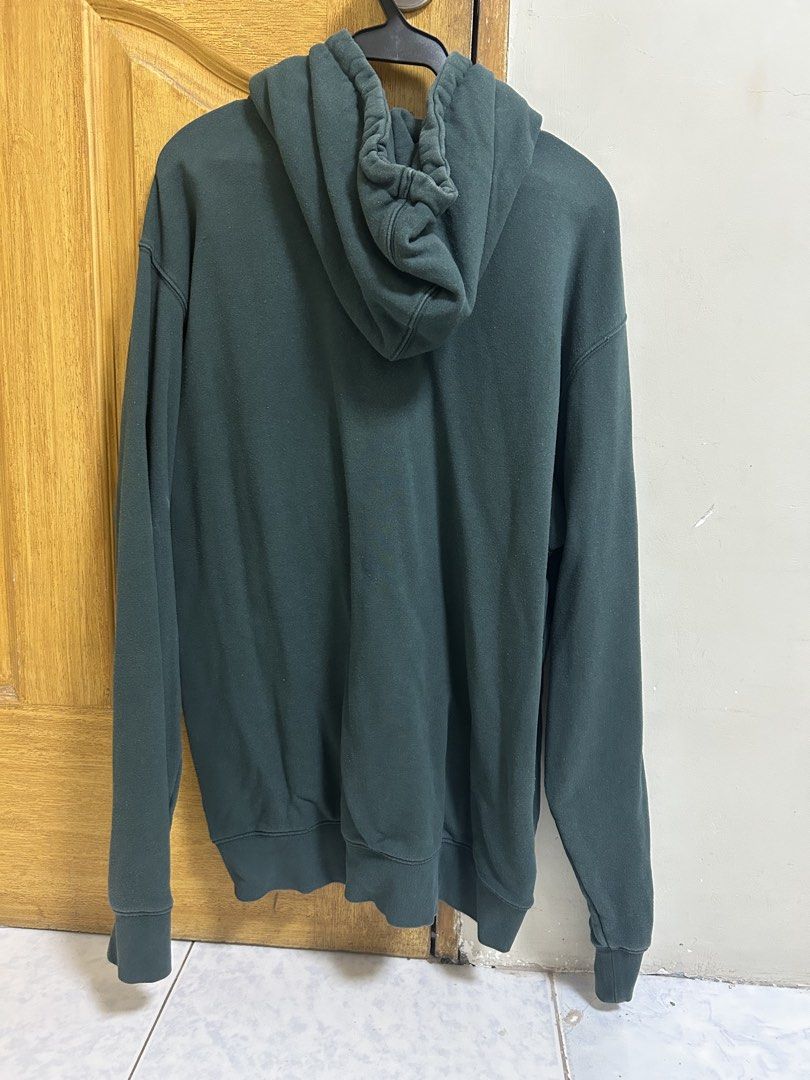 Vans Zip-Up Hoodie (Category: Hoodies) located in Quezon City. Submitted by __hal (Listing ID 1450173504, Image 2). Description: - Dark green Vans zip-up hoodie - Size M on tag but fits L-XL.