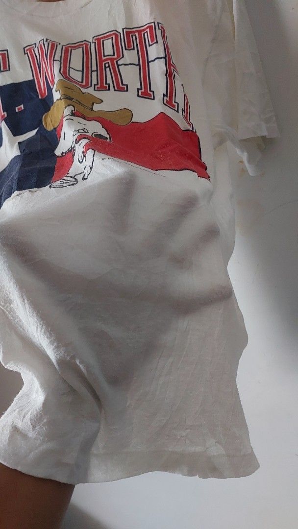 Vintage 1958 Snoopy T-shirt (Category: Tshirts & Polo Shirts) located in Kuala Lumpur. Submitted by affzancromok (Listing ID 1450147493, Image 3). Description: L PIT: 21 LABUH: 27 KAIN LEMBUT (50%2 MADE IN USA CONDITION: A 9/10 - White t-shirt with Snoopy graphic - Features '1999' and 'United Feature Syndicate, Inc.' - Graphic includes red, white, and blue colours - Short sleeves - Ideal for everyday casual wear.
