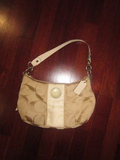 (Category: ) located in . Submitted by selling_preloved_stuff (Listing ID 1450317740, Image 1). Description: .