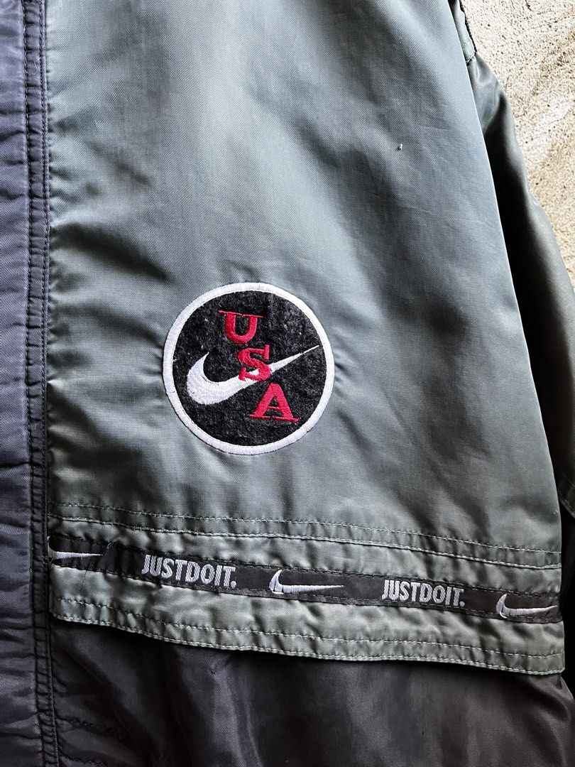 VINTAGE NIKE USA WINDBREAKER (Category: Hoodies) located in Cagayan de Oro. Submitted by rewornthriftph (Listing ID 1450291725, Image 2). Description: VINTAGE N1K3 USA WINDBREAKER width: 24 length: 31 BEST FIT XL Color rate: 9/10 Issue: SLIDE TO SEE DETAILS In GOOD Condition Payment Methods: GCASH/JNT PLS MANAGE YOUR EXPECTATIONS. THRIFT ITEMS, NO CANCELLATION P1000.