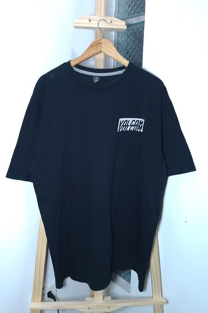 Volcom Black T-Shirt XL/TG (Category: Tshirts & Polo Shirts ) located in Manila. Submitted by patrickjos06722 (Listing ID 1450143736, Image 1). Description: - Black Volcom T-shirt - Size: XL/TG - Volcom logo on front and back - Measurements: Approx. 23" pit to pit, 30" length - Perfect for casual wear - Slightly heavy cotton - Perfect for tall and lanky frames.
