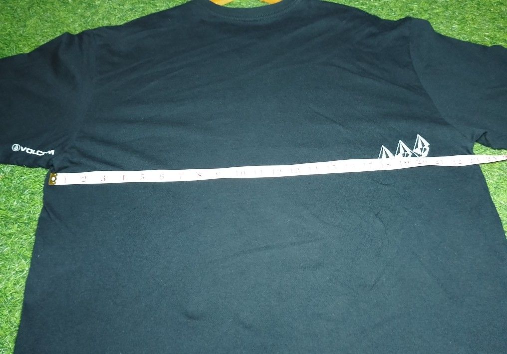 Volcom Black T-Shirt XL/TG (Category: Tshirts & Polo Shirts ) located in Manila. Submitted by patrickjos06722 (Listing ID 1450143736, Image 3). Description: - Black Volcom T-shirt - Size: XL/TG - Volcom logo on front and back - Measurements: Approx. 23" pit to pit, 30" length - Perfect for casual wear - Slightly heavy cotton - Perfect for tall and lanky frames.