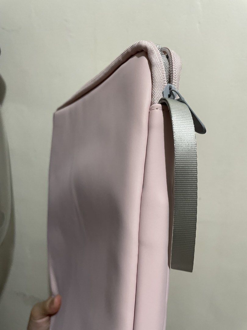 waterproof tablet ipad laptop bag sleeve (Category: Laptop Bags & Sleeves) located in Quezon City. Submitted by jellycart (Listing ID 1449854697, Image 3). Description: - size is 12.9 inches - rfs: too big for my 11-inch tablet - can send more condi pics via dm - LAST PRICE (since not yet used and bought it for ₱200+).