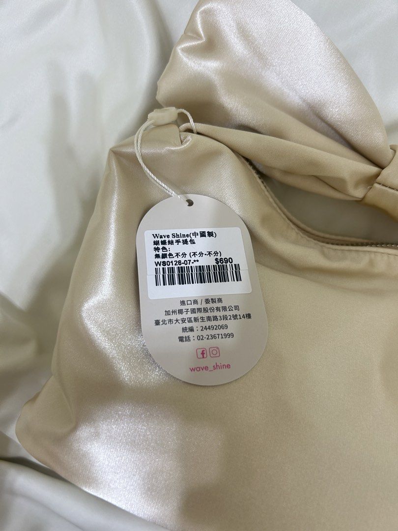 由 ab60601313 (刊登 ID 1450265381，圖片 3) 提交，位於 台北市 (Taipei) 的 Wave shine 蝴蝶結金手提包香檳金 全新 (類別：手拿包)，說明：全新無使用過 原價690 也可以當作化妝包 有內裡 一個暗袋 上面的蝴蝶結可拆 誠🉑議價 可711。