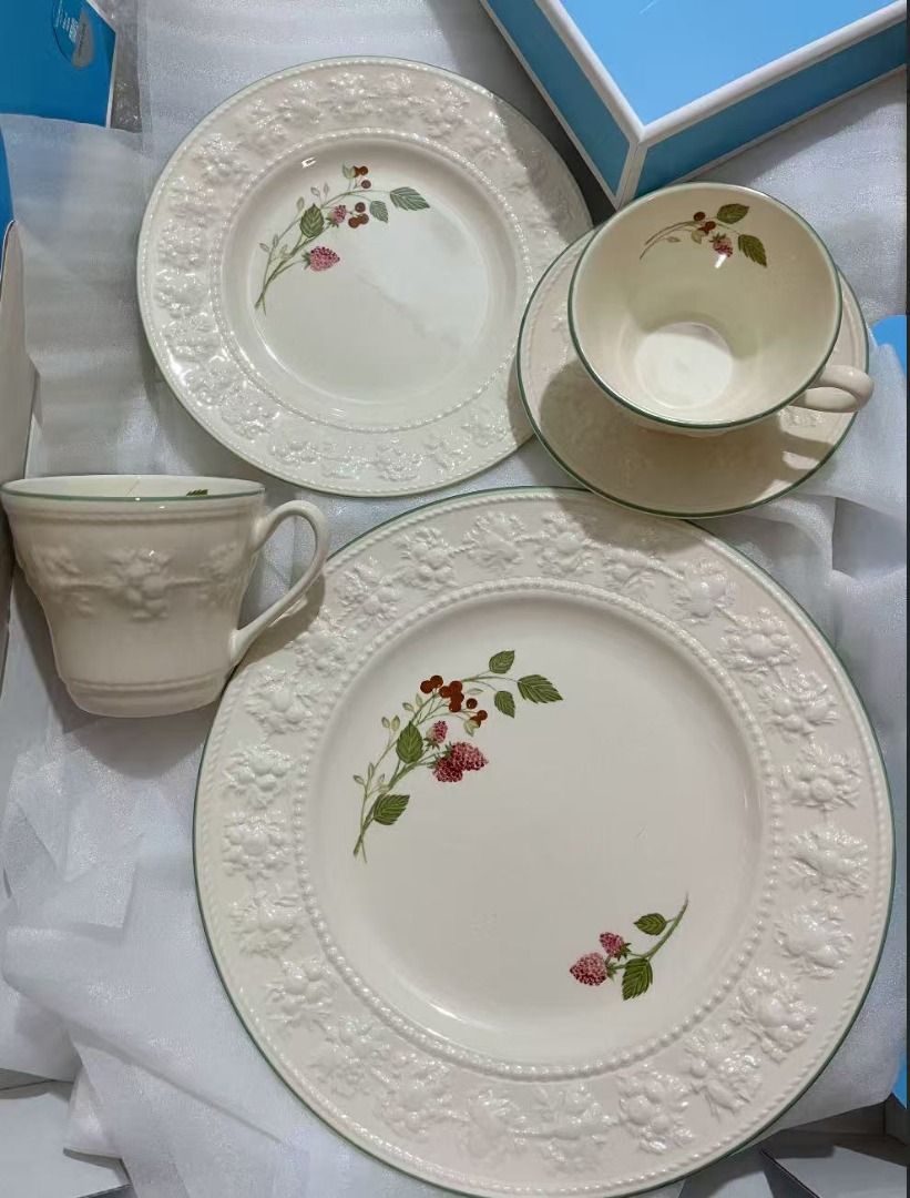 Wedgwood Festivity Raspberry Embossed Dinnerware Set511990447369113600