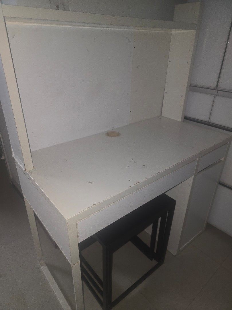 study table (Category: Tables & Sets) located in Singapore. Submitted by beinglovely (Listing ID 1450231192, Image 2). Description: - White study table - 3 drawers , top book shelf space - Minor cosmetic marks on surface - Sturdy and functional - Pickup only.
