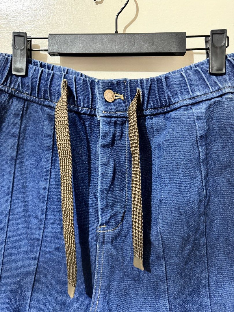 Workwear Retro Denim Pants (Category: Jeans) located in Bacolod City. Submitted by bi.fl (Listing ID 1450307260, Image 3). Description: Workwear Retro Denim Pants Waist 34-38 x Length 39 inches No issues / Pristine condition 🧾Mode of payment: GCash or Bank Transfer 📸Color may vary due to lighting 📏 Measurements are based from armpit to armpit (clothes width) and from waist to lowest hem (pants length) 💦 Items are washed and ready to use 📦 Sh