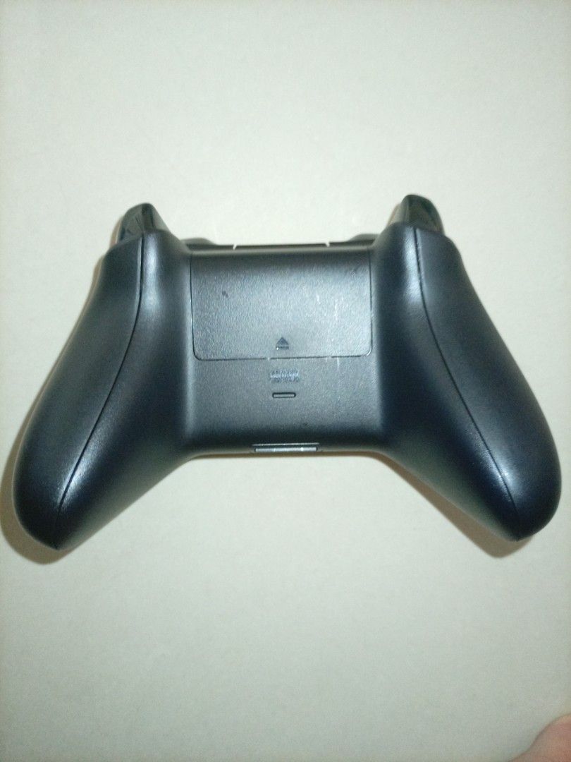 Xbox Wireless Controller （分類：手掣）位於 Hong Kong。 由 gyatsuf 提交（商品編號 1450226629，圖片 2）。簡介： Black Xbox wireless controller. Works great. Some minor scuffs on the grips from normal use. Battery compartment is clean. Ready for your next gaming session.。
