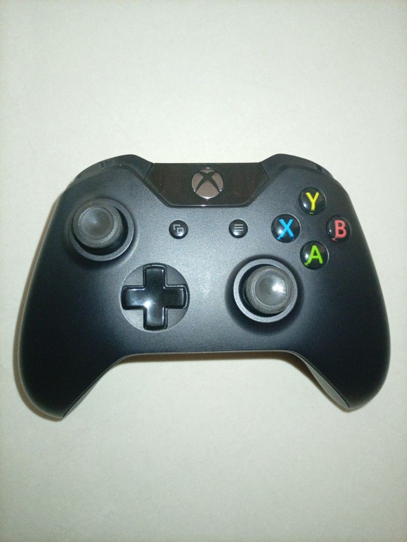 Xbox Wireless Controller （分類：手掣）位於 Hong Kong。 由 gyatsuf 提交（商品編號 1450226629，圖片 1）。簡介： Black Xbox wireless controller. Works great. Some minor scuffs on the grips from normal use. Battery compartment is clean. Ready for your next gaming session.。