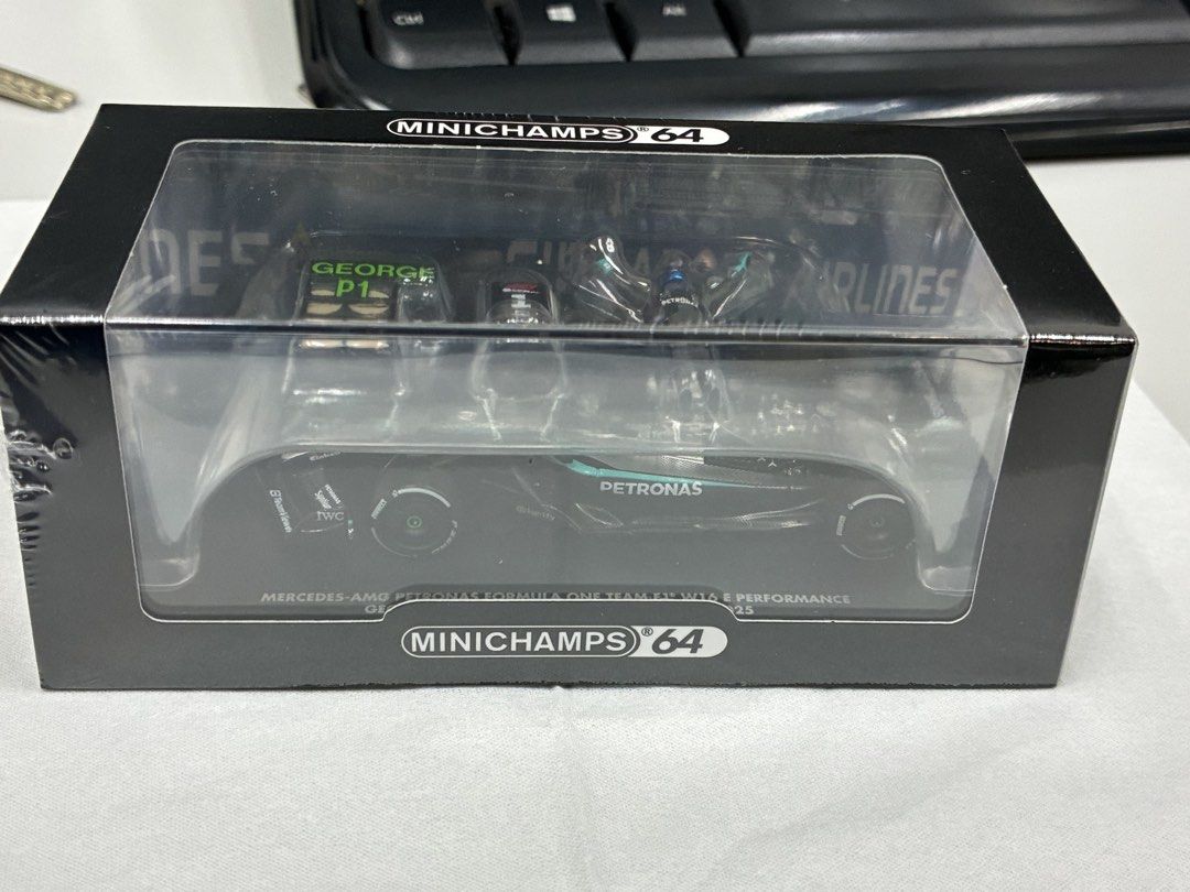 1/64 Minichamps 64 賓士 平治 F1 一級方程式 George Russell F1 2025 新加坡站模型 賽車模型 1:64 （分類：汽車模型）位於 Hong Kong。 由 aywk5382 提交（商品編號 1450327323，圖片 2）。簡介： Minichamps 64比例嘅賓士AMG Petronas F1 W16 E Performance 模型車。係George Russell贏新加坡GP 2025嘅紀念版。盒裝未開過，入面有齊配件。送禮自用都啱。。