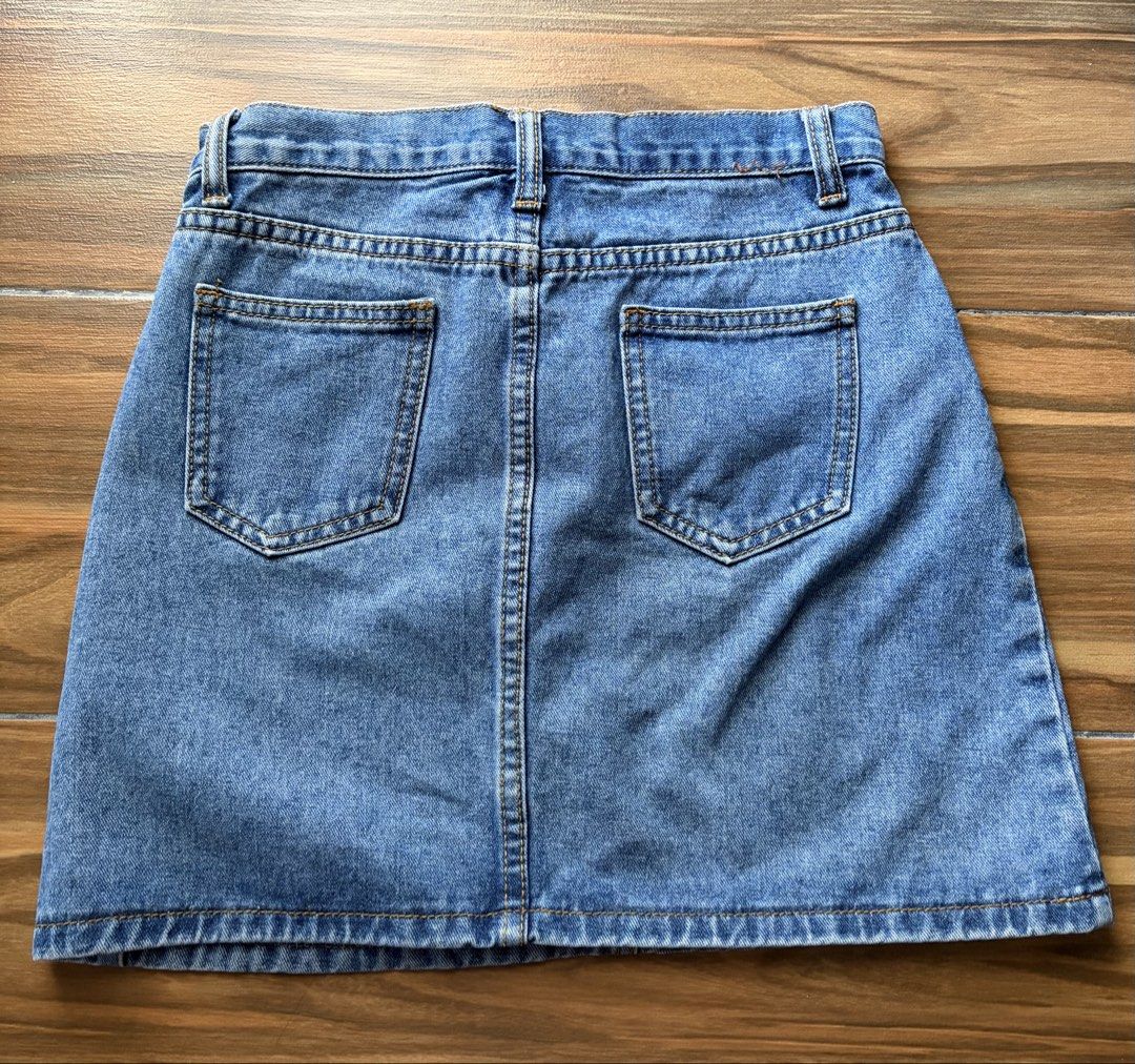 Aimilain Blue Denim Skirt (Category: Skirts) located in Paranaque City. Submitted by ftrese (Listing ID 1450373114, Image 2). Description: - 26 inches waist & 15 inches length.