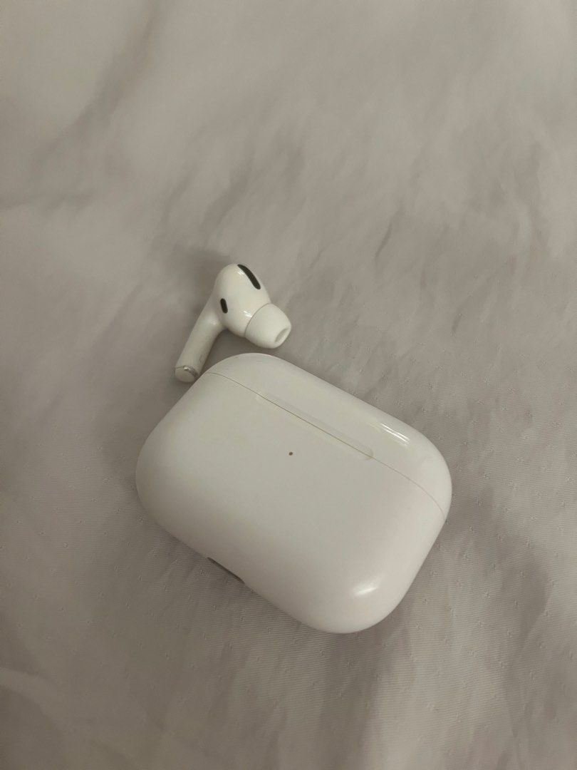 Apple AirPods Pro (Model A2084) （分類：耳機）位於 Hong Kong。 由 socsoc 提交（商品編號 1450501969，圖片 1）。簡介： 正版AirPod pro case + 左耳耳筒 （ 右耳耳筒有損壞 所以低價出售） 。