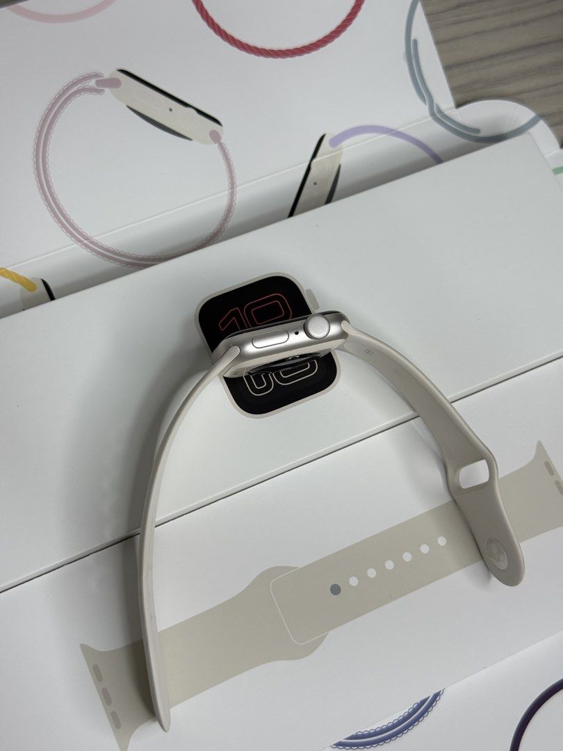 Apple watch se 3 (Category: Wearables & Smart Watches) located in Kuala Lumpur. Submitted by watch_hub (Listing ID 1450396999, Image 3). Description: Apple watch SE gen 3 40mm Gps version Starlight aluminium case Starlight sport band Battery health 100% Condition 9.5/10 Warranty until 6/4/27 3 months old Fullset-box,cable,strap 📦Postage whole Malaysia/Singapore 💵COD KL 💳Carousell payment accepted 🚛Grab/Lalamove Delivery Why buy from us? 📍5ye