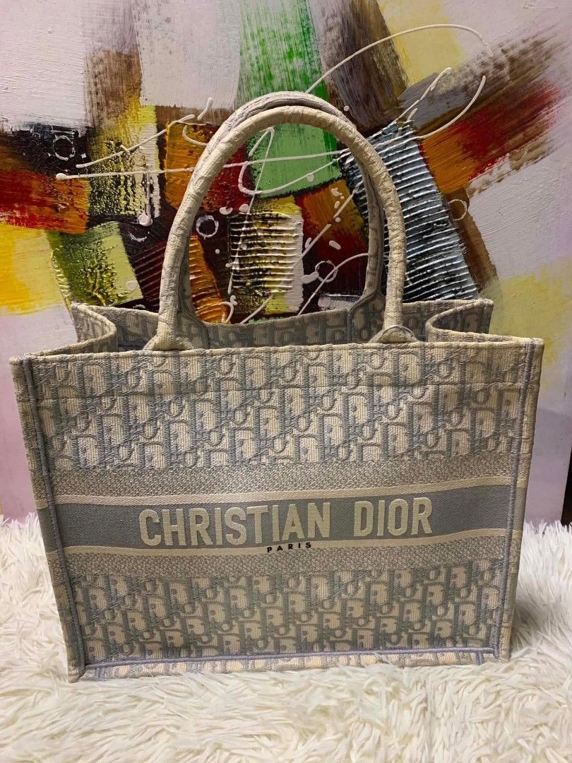 Authentic Christian Dior Book Tote mm (Category: Luxury Bags & Wallets) located in Marikina City. Submitted by aussiemaan (Listing ID 1442621591, Image 1). Description: CD Tote MM No flaws Palinis nyo lng to ng konti😍 7. 18.