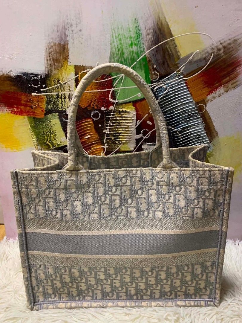 Authentic Christian Dior Book Tote mm (Category: Luxury Bags & Wallets) located in Marikina City. Submitted by aussiemaan (Listing ID 1442621591, Image 2). Description: CD Tote MM No flaws Palinis nyo lng to ng konti😍 7. 18.