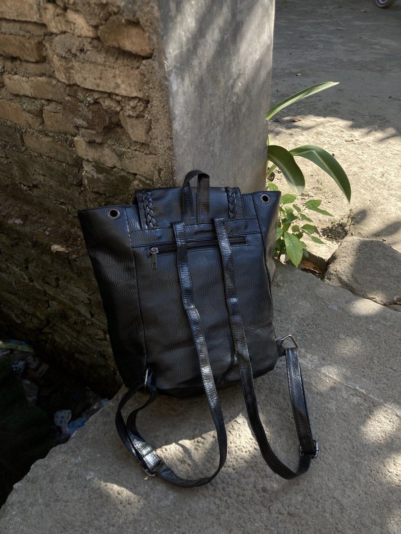 backpack drawstring tas leather kulit mini (Kategori: Tas & Dompet Wanita) berada di Pare. Dikirim oleh bekaskunyarmu.carau (ID iklan 1450359169, Gambar 2). Deskripsi: mini Backpack drawstring Kondisi cakep keren simple cocok pake jalan jalan geser / slide untuk detail ✨tanyakan jika kurang jelas✨ Harga : silahkan bertanya WA: 081558967350 💢JIKA DM SLOWRESP BISA LANGSUNG KE WA💢 Pengiriman dari PARE KEDIRI Harga? Wa/DM Wa 081558967350 #taskulita