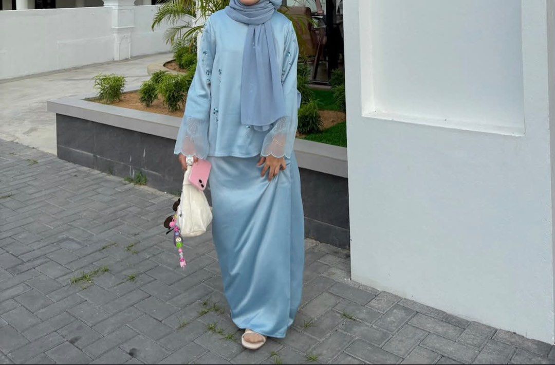 Baju kurung moden Organza Lace Beaded (Category: Baju Kurung & sets) located in Bangi. Submitted by nuramirahhhh._ (Listing ID 1450427464, Image 1). Description: size s - m Postage rm8 / cod bangi Free shawl .