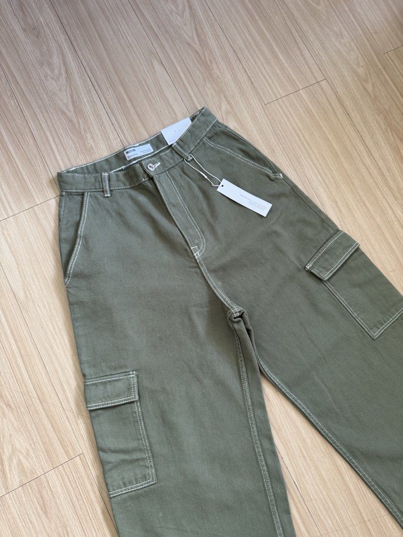Bershka Green Cargo Pants with White Stitching (Category: Other Bottoms) located in Manila. Submitted by eloi25_ (Listing ID 1450378848, Image 2). Description: - Brand: Bershka - Color: Green - Fit: Wide leg - Details: Contrast white stitching, two side pockets, two cargo pockets, back pockets - Condition: New with tags attached - Size: 28-29 (EUR 38).