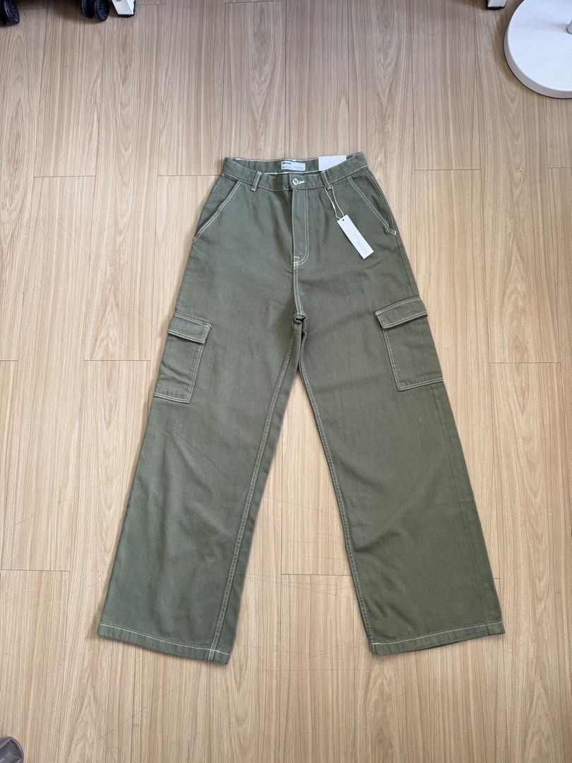 Bershka Green Cargo Pants with White Stitching (Category: Other Bottoms) located in Manila. Submitted by eloi25_ (Listing ID 1450378848, Image 1). Description: - Brand: Bershka - Color: Green - Fit: Wide leg - Details: Contrast white stitching, two side pockets, two cargo pockets, back pockets - Condition: New with tags attached - Size: 28-29 (EUR 38).