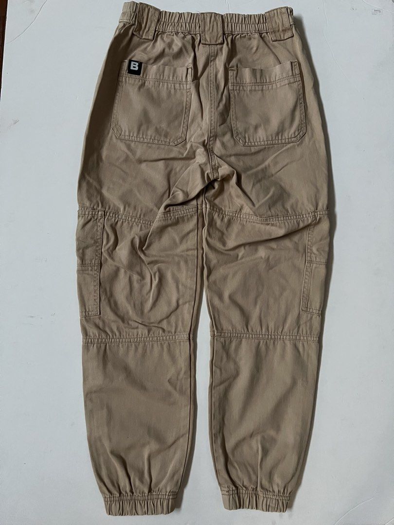 Bershka khaki cargo joggers (Category: Other Bottoms) located in San Juan City. Submitted by _jellyfish (Listing ID 1450424778, Image 2). Description: Size: 34 Waist: 26 in Length: 36 in .