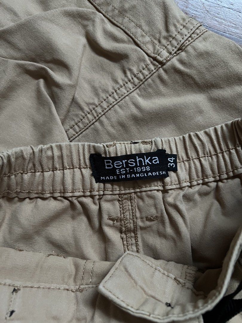 Bershka khaki cargo joggers (Category: Other Bottoms) located in San Juan City. Submitted by _jellyfish (Listing ID 1450424778, Image 3). Description: Size: 34 Waist: 26 in Length: 36 in .