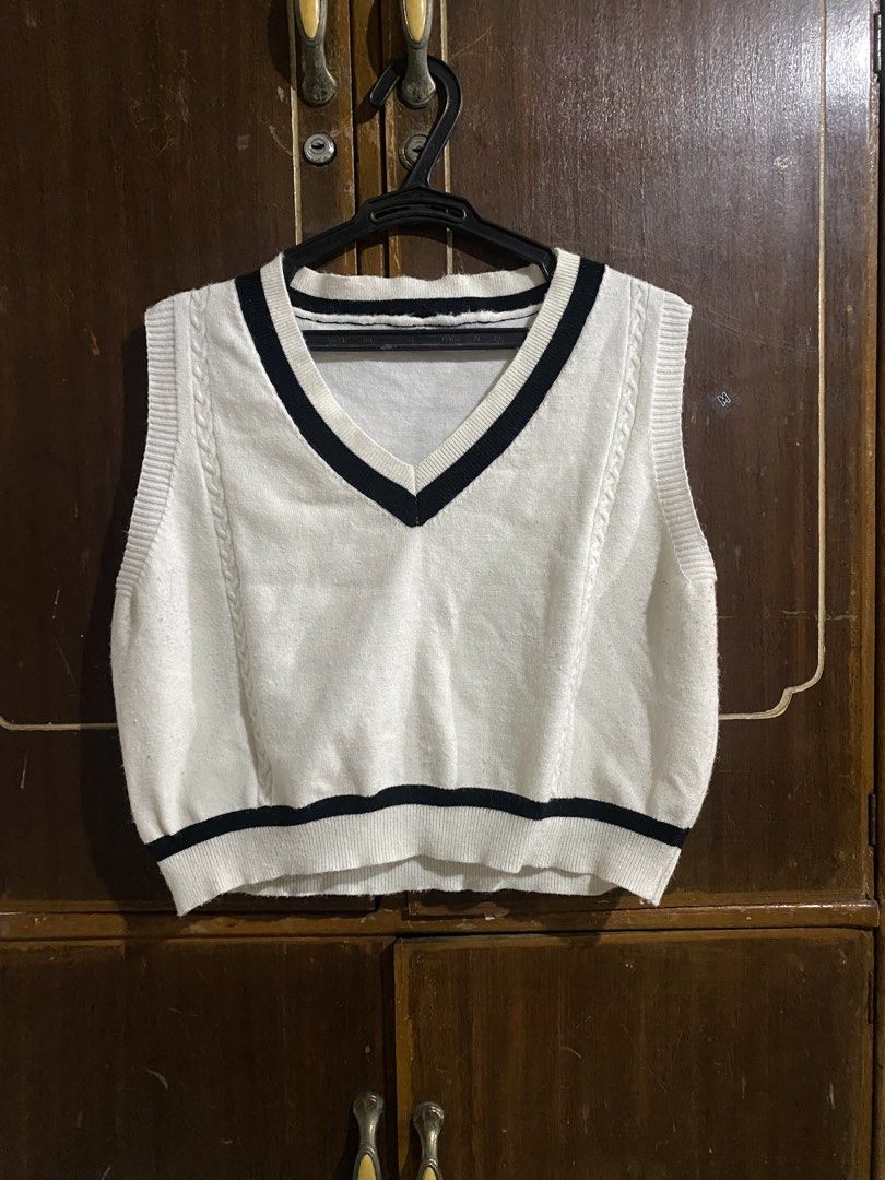 Black and White Knitted Vest (Category: Coats, Jackets and Outerwear) located in Bacoor. Submitted by deaclutter.ph (Listing ID 1450448684, Image 1). Description: > Stretchy > Used 3-5 times > Can ask for when worn pic > No COD > GCash, GoTYME, Maya > MOD: lalamove or jnt > SF paid by buyer note: cat fur visible in pic, can be removed easily.