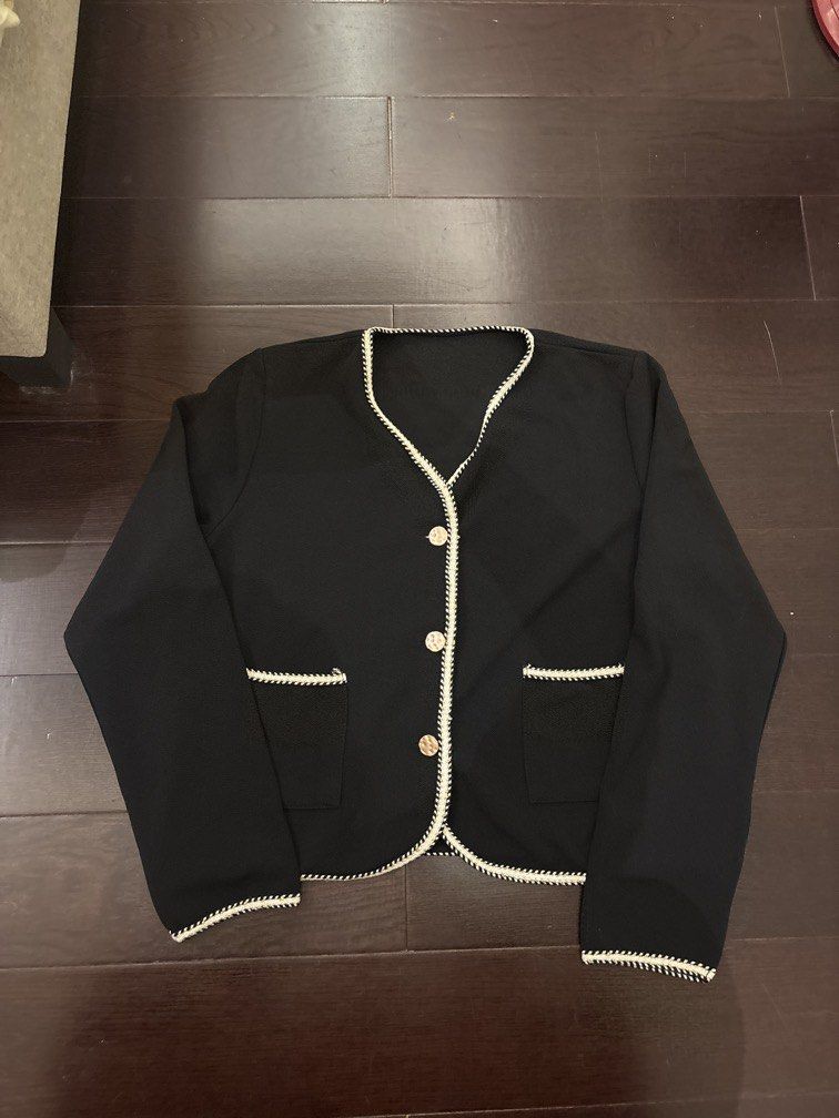 Black Blazer (Category: Shirts) located in Johor Bahru. Submitted by goldenocean_0ab2c6 (Listing ID 1450461287, Image 1). Description: ✨ RM12 ONLY! Elegant Black Blazer | Preloved | Good Condition.