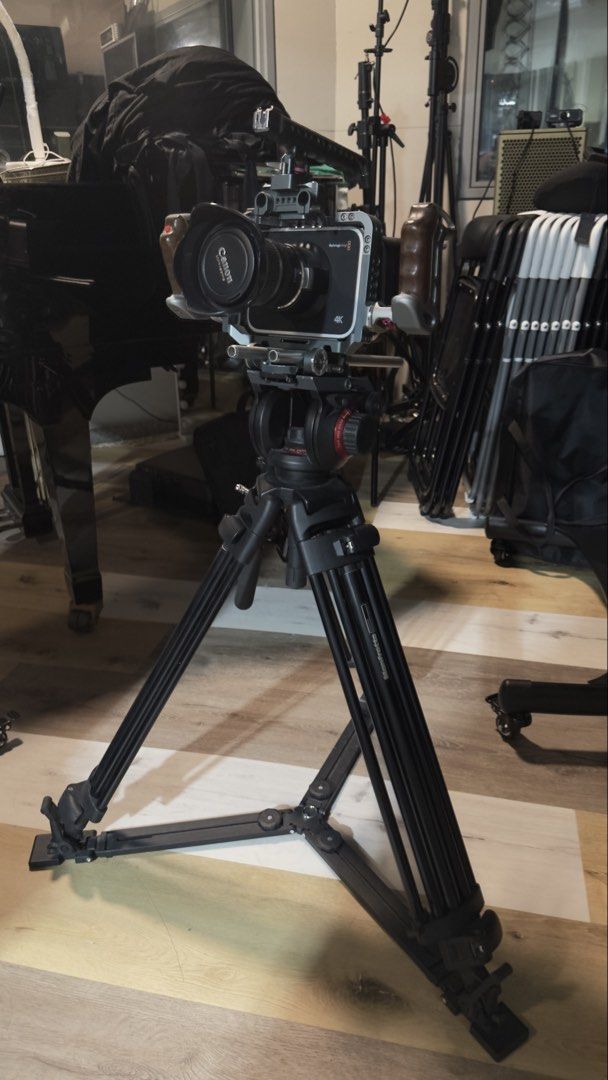 Blackmagic 4k （分類：攝錄機）位於 Hong Kong。 由 vincentbaba 提交（商品編號 1450437025，圖片 2）。簡介： 舊電叉滿玩，一陣就會用晒，死症，所以平時都係插濕電。 100% work 80% New 包cage, 鏡頭另計。 +$1000 送埋manfrotto tripod 。