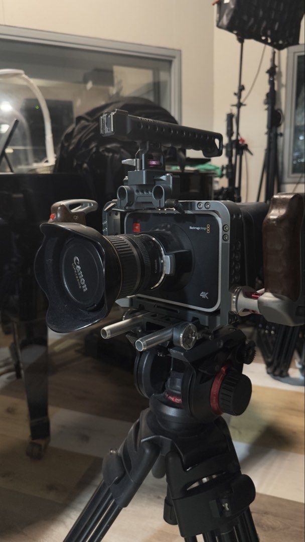 Blackmagic 4k （分類：攝錄機）位於 Hong Kong。 由 vincentbaba 提交（商品編號 1450437025，圖片 1）。簡介： 舊電叉滿玩，一陣就會用晒，死症，所以平時都係插濕電。 100% work 80% New 包cage, 鏡頭另計。 +$1000 送埋manfrotto tripod 。
