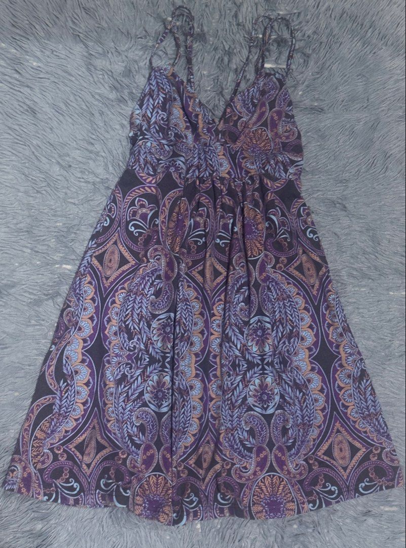 Boho Paisley Sundress (Category: Dresses) located in Manila. Submitted by kgdecluttercloset (Listing ID 1450477516, Image 2). Description: Featuring adjustable spaghetti straps, a flattering V-neck, flowy fit and a unique ring-detail back..