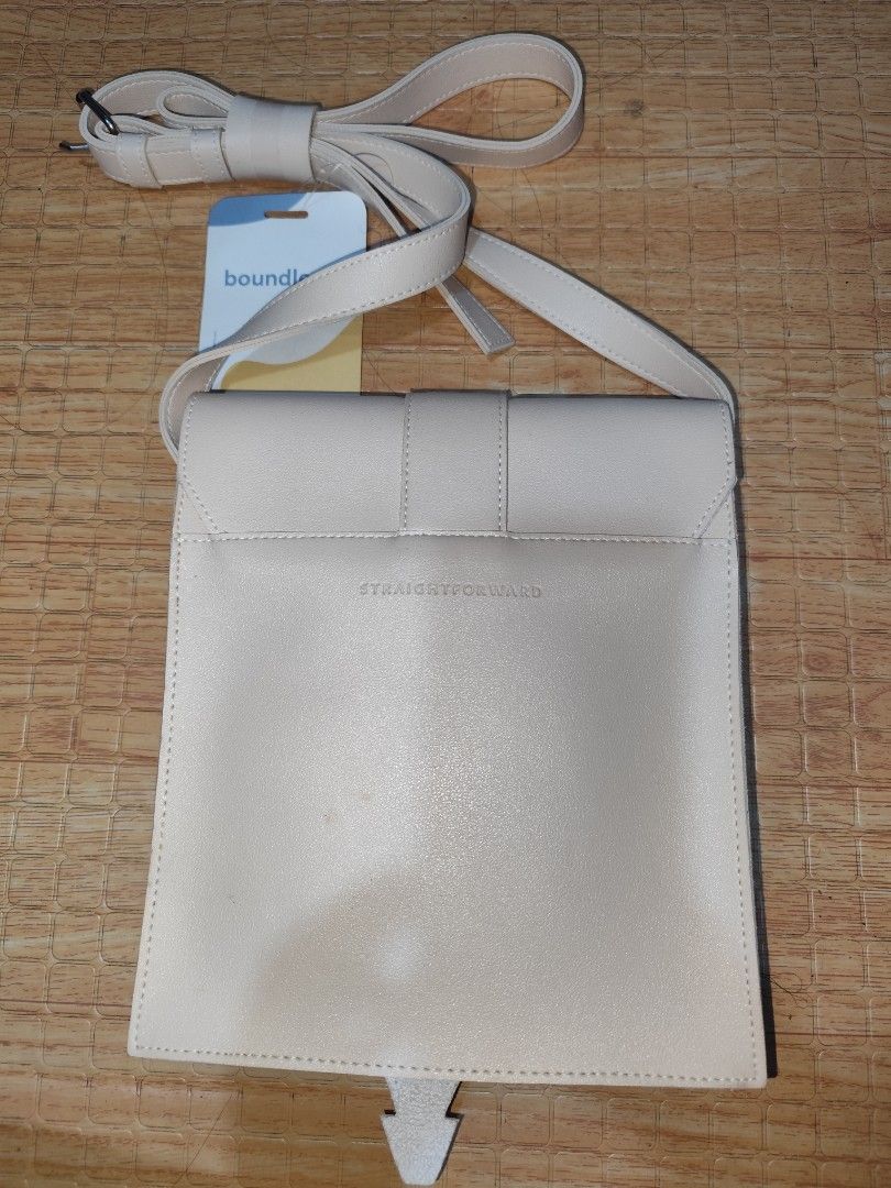 Boundless basics (Category: Sling Bags) located in Manila. Submitted by mamemiii (Listing ID 1450439871, Image 2). Description: Pwede siya lagayan ng mini tablet, Bago pa po ito, 999 real price po :)).