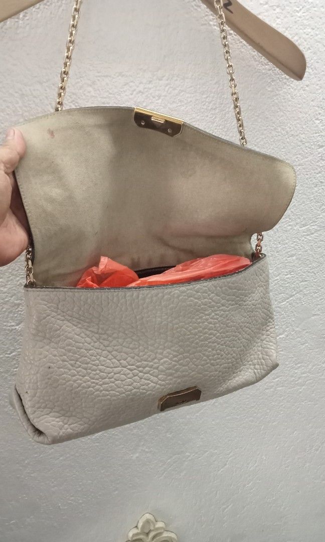 Burberry (Category: Luxury Bags & Wallets) located in Naga. Submitted by aboy1234245 (Listing ID 1450417903, Image 3). Description: Burberry VGC minimal rubs sa kanto ng bag sa loob ng flab ng bag medyo madumi.