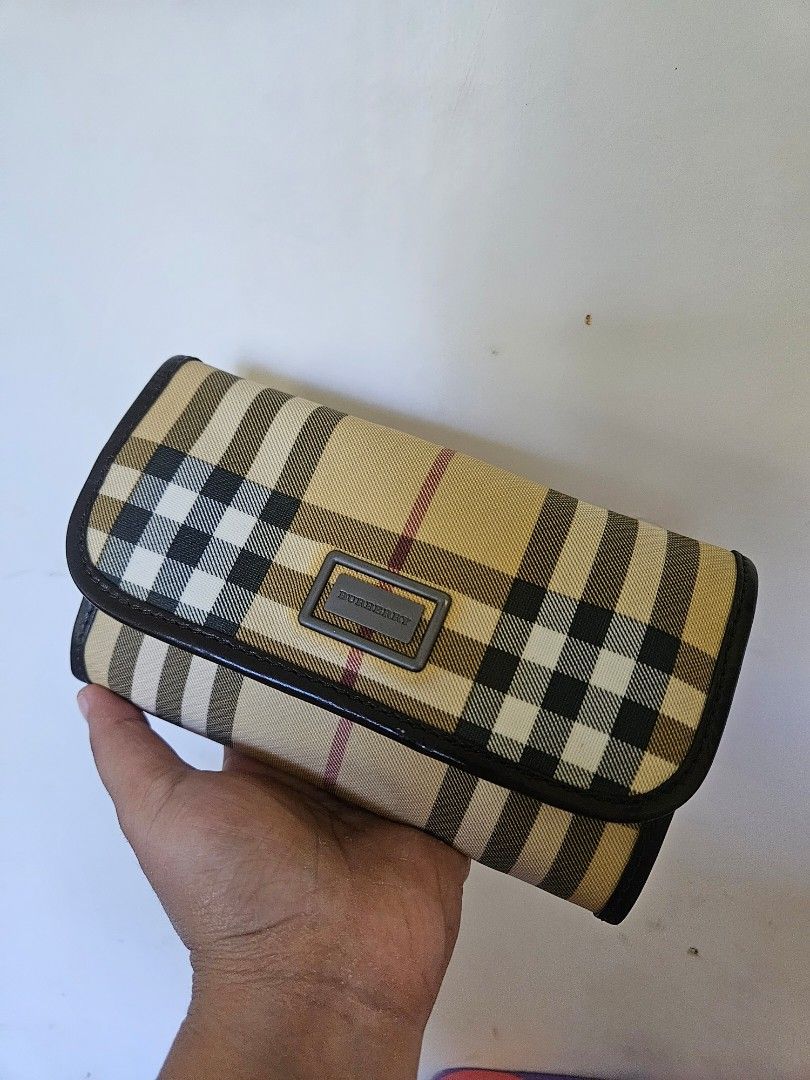 Burberry beltbag (Category: Luxury Bags & Wallets) located in Zamboanga. Submitted by Clairey03 (Listing ID 1450355329, Image 1). Description: authentic issue= no strap.