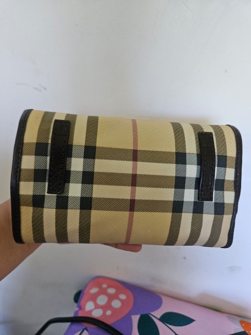 Burberry beltbag (Category: Luxury Bags & Wallets) located in Zamboanga. Submitted by Clairey03 (Listing ID 1450355329, Image 2). Description: authentic issue= no strap.