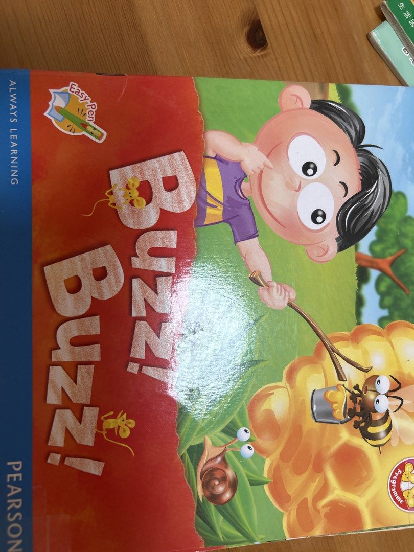 Buzz! Buzz! （分類：兒童書籍）位於 Hong Kong。 由 ikcoin8010 提交（商品編號 1450472055，圖片 1）。簡介： 呢本係Pearson出嘅Buzz! Buzz! 英文兒童讀物，有好多可愛嘅插圖，包括小朋友、蜜蜂同埋蝸牛。適合小朋友學英文仔，培養閱讀興趣。書本設計生動有趣，吸引小朋友注意力。快啲帶返屋企俾小朋友啦！。