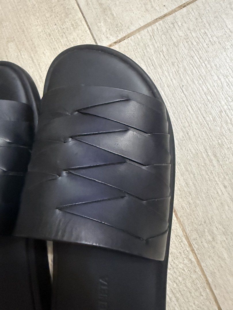 BV Slippers （分類：拖鞋）位於 Hong Kong。 由 kl_88 提交（商品編號 1450456708，圖片 6）。簡介： Mule sandal realised in smooth lambskin with all-over padded Intrecciato craftsmanship. • Padded Intrecciato leather mule sandal • Lining: Lambskin • Color: Black • Made in: Italy。