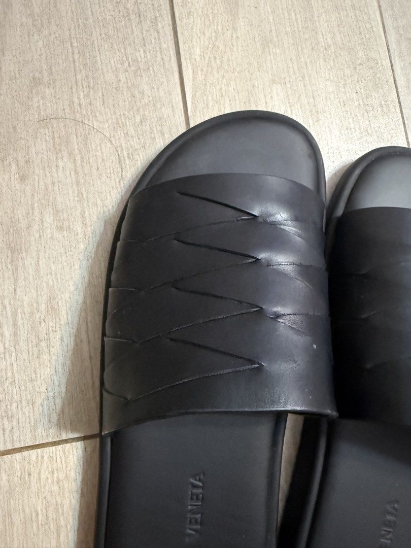 BV Slippers （分類：拖鞋）位於 Hong Kong。 由 kl_88 提交（商品編號 1450456708，圖片 5）。簡介： Mule sandal realised in smooth lambskin with all-over padded Intrecciato craftsmanship. • Padded Intrecciato leather mule sandal • Lining: Lambskin • Color: Black • Made in: Italy。
