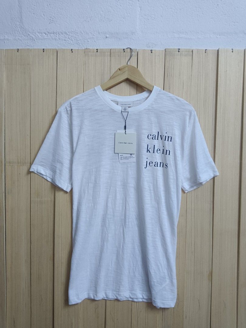 Calvin Klein Jeans White Cotton T-Shirt Size S (Category: Tshirts & Polo Shirts) located in Puchong. Submitted by thriftop.1997 (Listing ID 1450493417, Image 1). Description: - Brand new white Calvin Klein Jeans t-shirt - Size S - 100% Cotton - Features classic Calvin Klein Jeans logo on chest - Original tag still attached - Perfect basic tee.