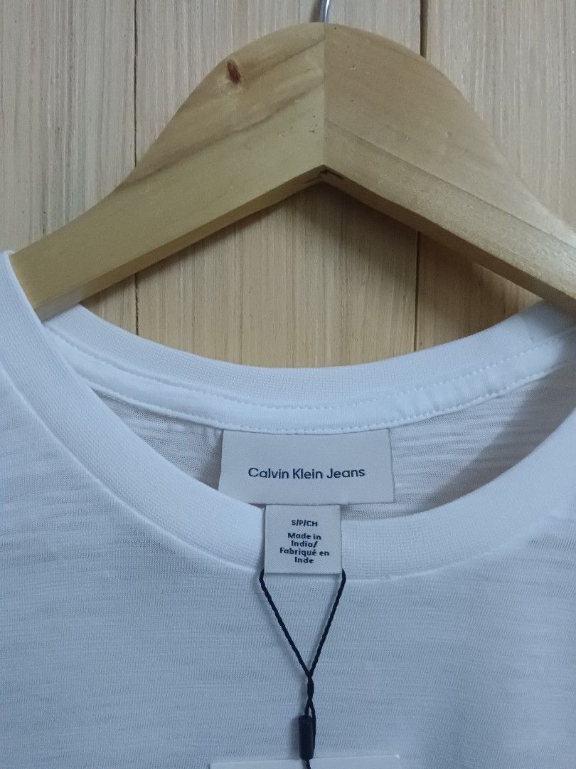Calvin Klein Jeans White Cotton T-Shirt Size S (Category: Tshirts & Polo Shirts) located in Puchong. Submitted by thriftop.1997 (Listing ID 1450493417, Image 3). Description: - Brand new white Calvin Klein Jeans t-shirt - Size S - 100% Cotton - Features classic Calvin Klein Jeans logo on chest - Original tag still attached - Perfect basic tee.