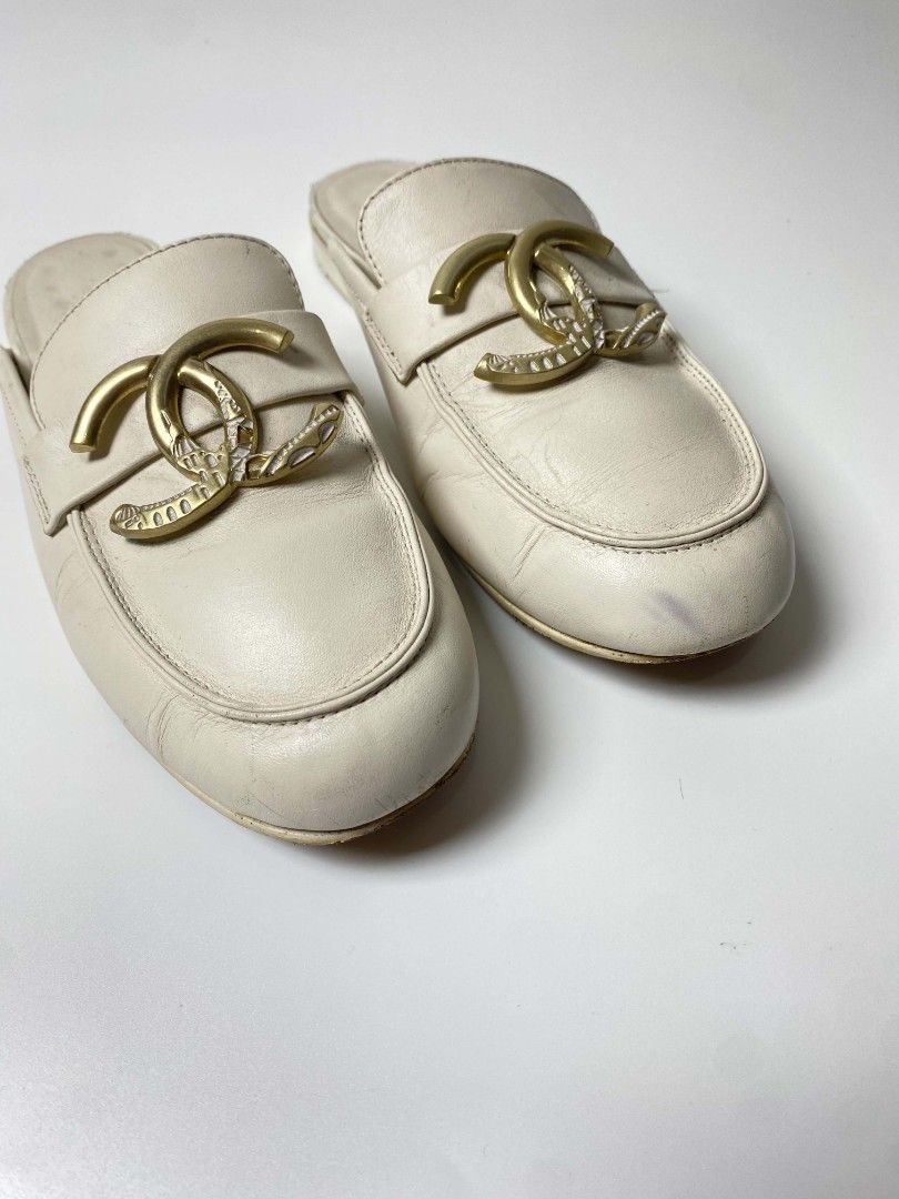 CHANEL CC LEATHER WHITE FLAT MULES (Category: Slippers and slides) located in Balanga. Submitted by dig_gear (Listing ID 1450477279, Image 3). Description: CHANEL CC LEATHER WHITE FLAT MULES MADE IN ITALY SIZE 37C SIGN OF USAGE (KINDLY SEE THE PHOTOS).