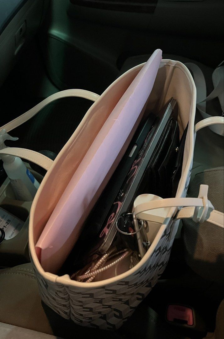 Christy Ng Russo Large Tote Bag (Category: Tote Bags) located in Cebu City. Submitted by hell0bangsie (Listing ID 1450397498, Image 2). Description: - bought August 2024 - with signs of usage; minimal flaws.