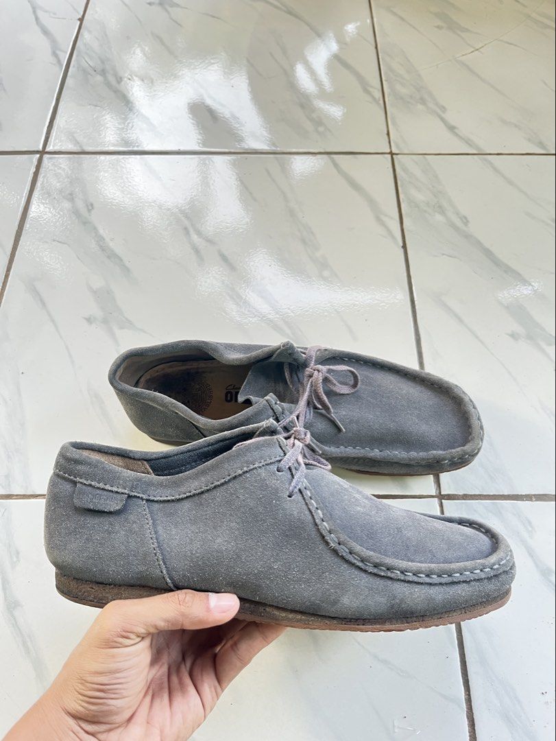 Clarks Wallabe Charcoal (Kategori: Sepatu Pria - Lainnya) berada di Bogor. Dikirim oleh bekasberkelazzz (ID iklan 1448415281, Gambar 1). Deskripsi: Clarks Wallabe Charcoal Size 43 (27cm) Condition 8/10 idr 750,000.