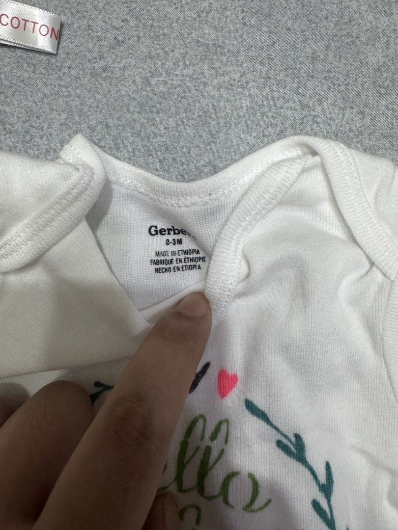 Branded Baby Onesies 0-3M (Category: Babies & Kids Fashion) located in Muntinlupa City. Submitted by readthedetails (Listing ID 1450456985, Image 3). Description: - Set of 5 short-sleeved baby bodysuits - Size: 0-3 months - Material: 100% soft cotton - Colors included: Pink, Burgundy, Cream, Light Blue - Ideal for everyday wear - Features easy snap closures at the bottom for convenient diaper changes.