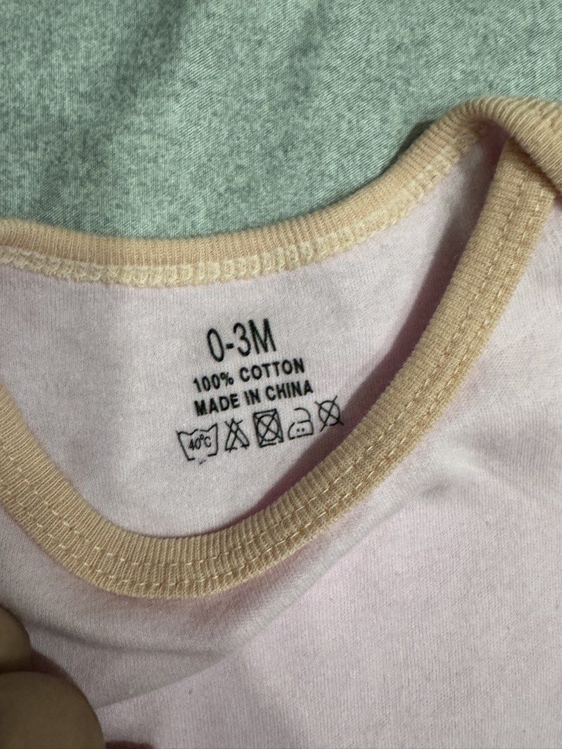 Branded Baby Onesies 0-3M (Category: Babies & Kids Fashion) located in Muntinlupa City. Submitted by readthedetails (Listing ID 1450456985, Image 2). Description: - Set of 5 short-sleeved baby bodysuits - Size: 0-3 months - Material: 100% soft cotton - Colors included: Pink, Burgundy, Cream, Light Blue - Ideal for everyday wear - Features easy snap closures at the bottom for convenient diaper changes.