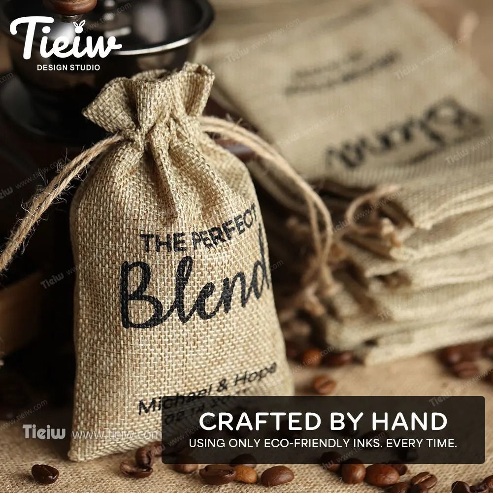 Custom Mini Burlap Coffee Bags For Weddings And Events-Rustic Coffee Bean Drawstring Sacks-Coffee Gift Pouches For Guest Favors （分類：禮品籃和禮籃）位於 Hong Kong。 由 lifehappy001 提交（商品編號 1450497179，圖片 3）。簡介： Hign-concerned Chemical:None Number of Pcs:25pcs Occasion:Wedding & Engagement,Christening & Baptism,St Patrick's Day,Grand Event,Retirement,Birthday Party,House Moving,Back to School,Father's Day,Thanksgiving,Party,Valentine's Day,Wedding,New Year,Grad