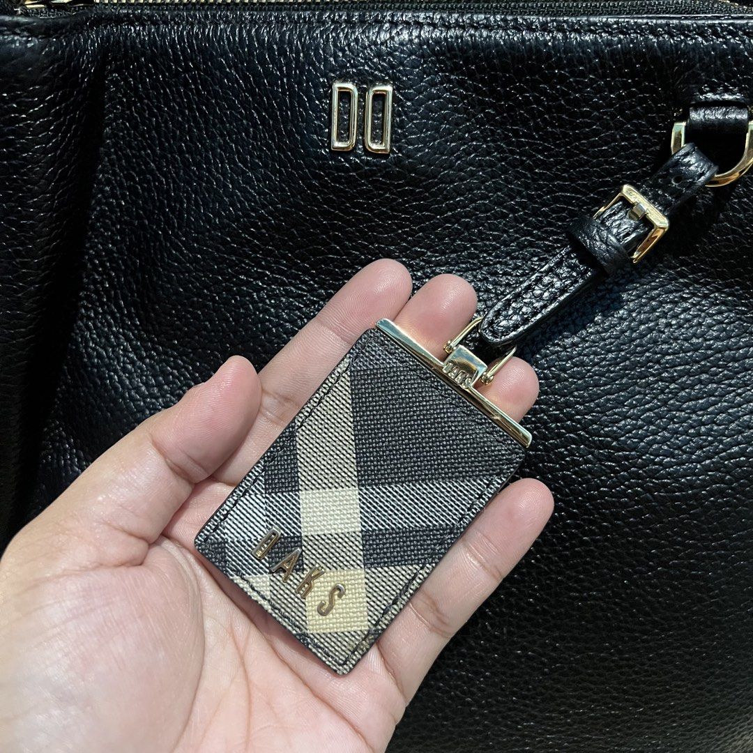DAKS Slingbag with Plaid Detail (Category: Luxury Bags & Wallets) located in Pasay City. Submitted by angeeeende_ (Listing ID 1450321001, Image 2). Description: -genuine DAKS black leather (bucket style siya with sling) -orig! super cutesy 🫶🏻 -dami niyang compartment, with zipper din yung gitna and likod -super nice quality pa!! -onhand, ready for delivery / pick up -please manage your expectations, preloved item mode of payment: GCASH & Bank T