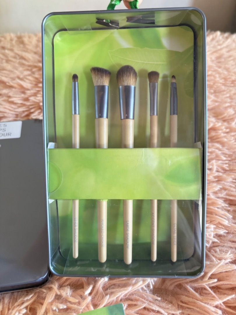 Ecotools Daily Defined Eye Kit Makeup Brushes with Storage Tin (Category: Makeup) located in Balanga. Submitted by chaiee.btn (Listing ID 1450415295, Image 2). Description: Brand new, never used. Storage tin has a small dent at the bottom, pls see pics ‣ decluttering sale, all must go! ‣ no issues, no stains ‣ all detailed pictures already posted ‣ NO: cancellations, returns, refunds ‣ Loc: Bataan ‣ MOD: J&T/meet-up at SM City Bataan ‣ MOP: Gcash